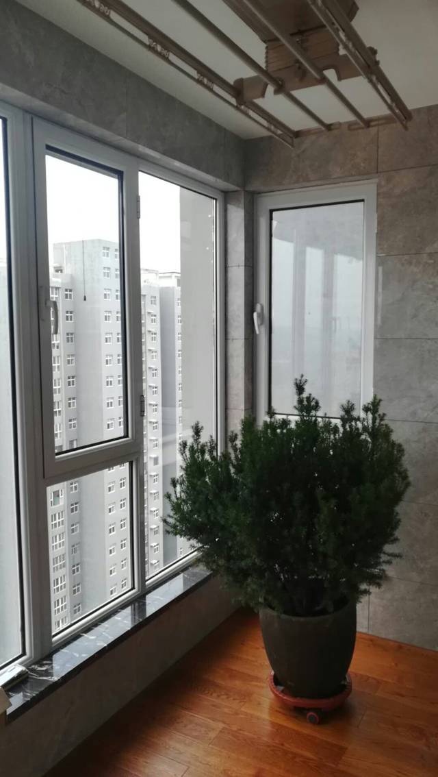 阳台窗户开几扇合适