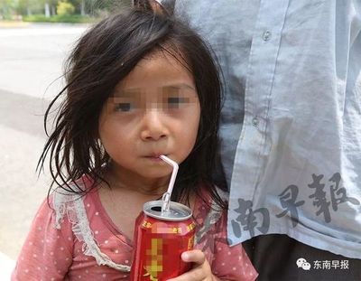 流浪父女被救助后生活