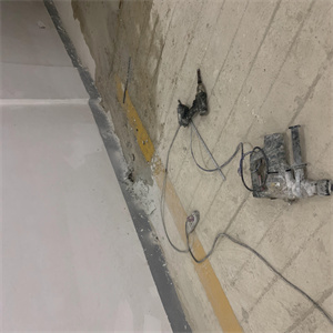楼梯间厨房外墙渗水起皮