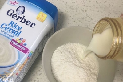 奶粉和米粉一起冲调的正确方法,以及6个月一勺米粉加多少水?
