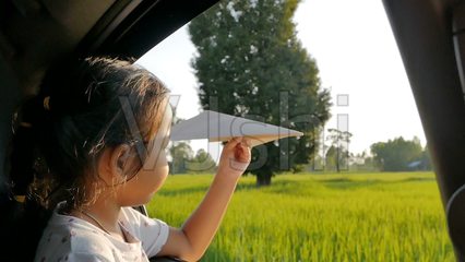 小孩玩纸飞机视频素材下载