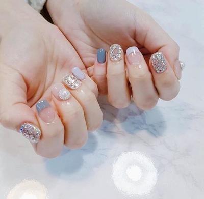 美甲粘钻