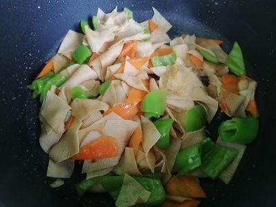 豆腐皮圆葱胡萝卜香菇