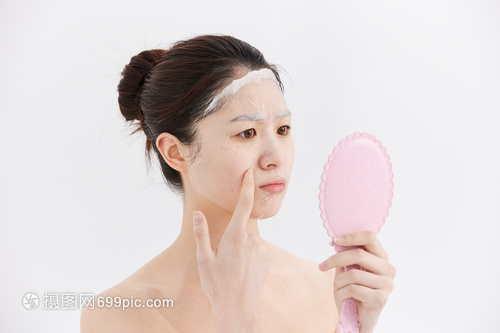 痘痘肌肤敷面膜发烫