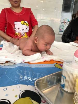 2个月宝宝吃手正常吗