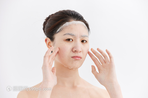 痘痘肌肤敷面膜发烫