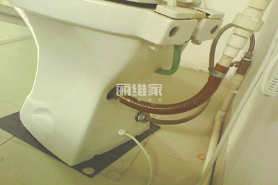 马桶底下漏水怎么办