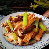 香菇炒香干芹菜的做法
