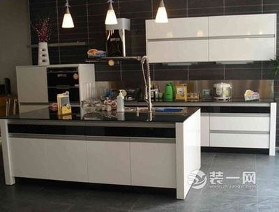 是先安装橱柜还是先铺地板