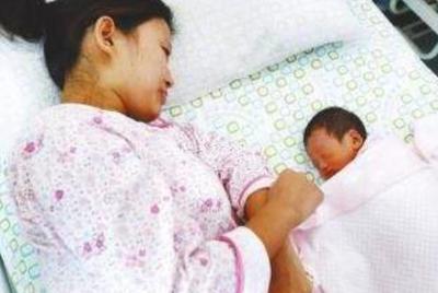 生完宝宝多久可以洗头