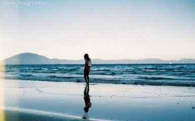 梦见自己在海水里