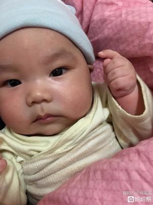 两个月宝宝不吃手正常吗