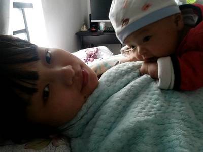 三个月宝宝趴着不会抬头怎么办