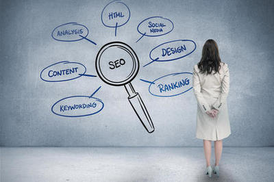 西装革履的商人抱着云