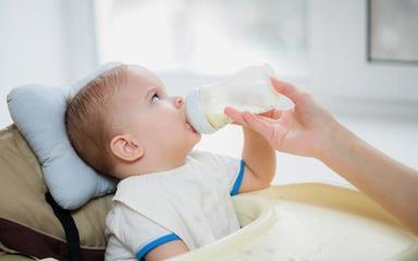 新生儿吃奶粉和母乳混合喂养