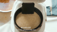 手机掉水里放大米里要多久