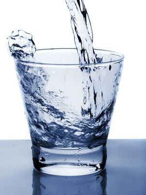 房间里放盆水