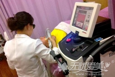背后长痘痘可以激光吗