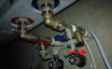 电热水器怎么接水管