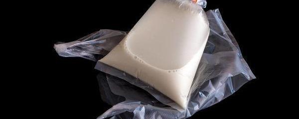 塑料袋装牛奶可以用热水烫吗