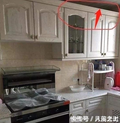 厨房橱柜上的油污