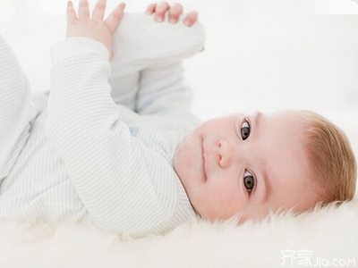 新生儿出生多久可以枕枕头