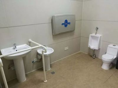 坐便对着卫生间门