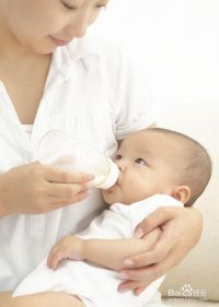 小孩吐奶是怎么回事