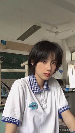 短发碎刘海女生