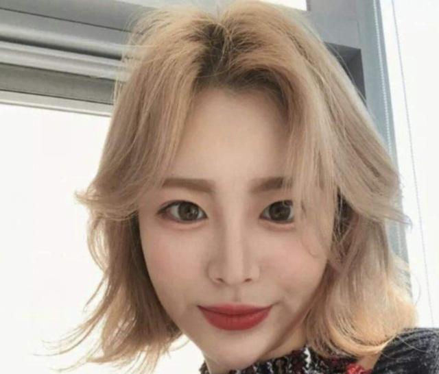 头发少适合短发还是长发