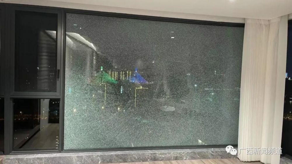 阳台玻璃突然爆裂原因