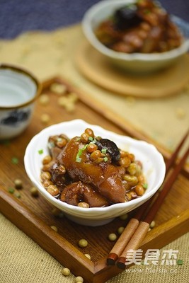 猪蹄炖黄豆香菇