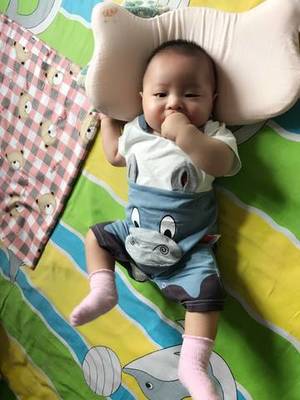 两个月宝宝不吃手正常吗