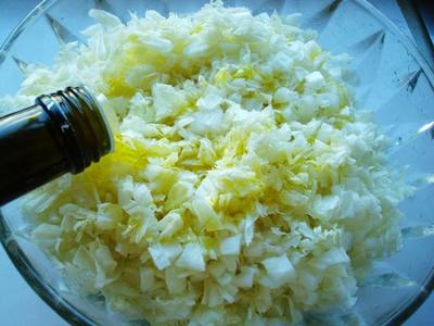 白菜肉包不出水制作方法