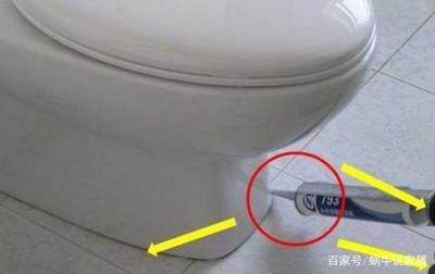 马桶后面两个孔冒臭气