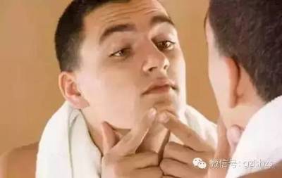 挤痘痘挤出白色的
