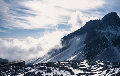 做梦梦见爬雪山