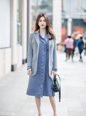 女杏色西装搭配