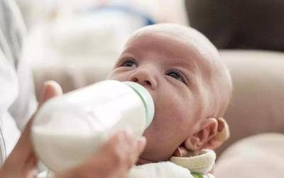一个多月婴儿吃奶温度是多少算正常