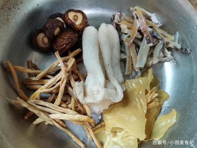 洋葱和香菇竹笙
