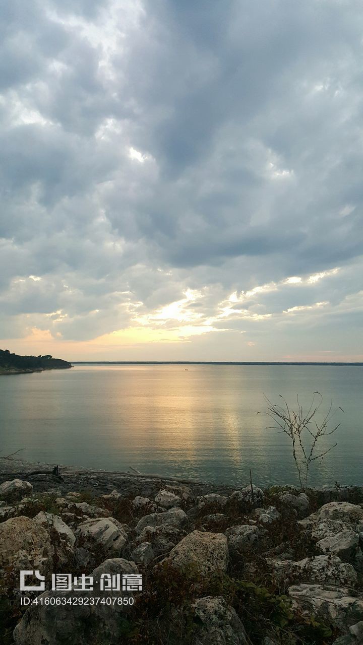 在多云的天空下平静的海面风景Scenic View Of Calm Sea Against Cloudy