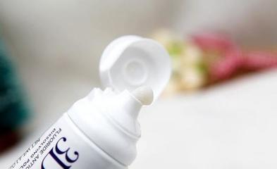 用牙膏摸痘痘