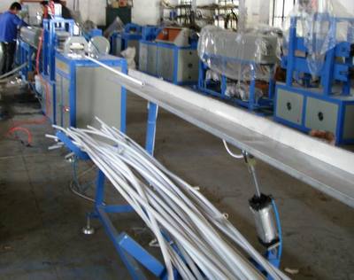 塑料管材生产线图片