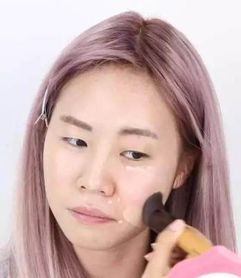 粉底液可以直接涂脸上吗