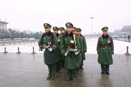 图文:武警战士配备先进灭火枪在天安门