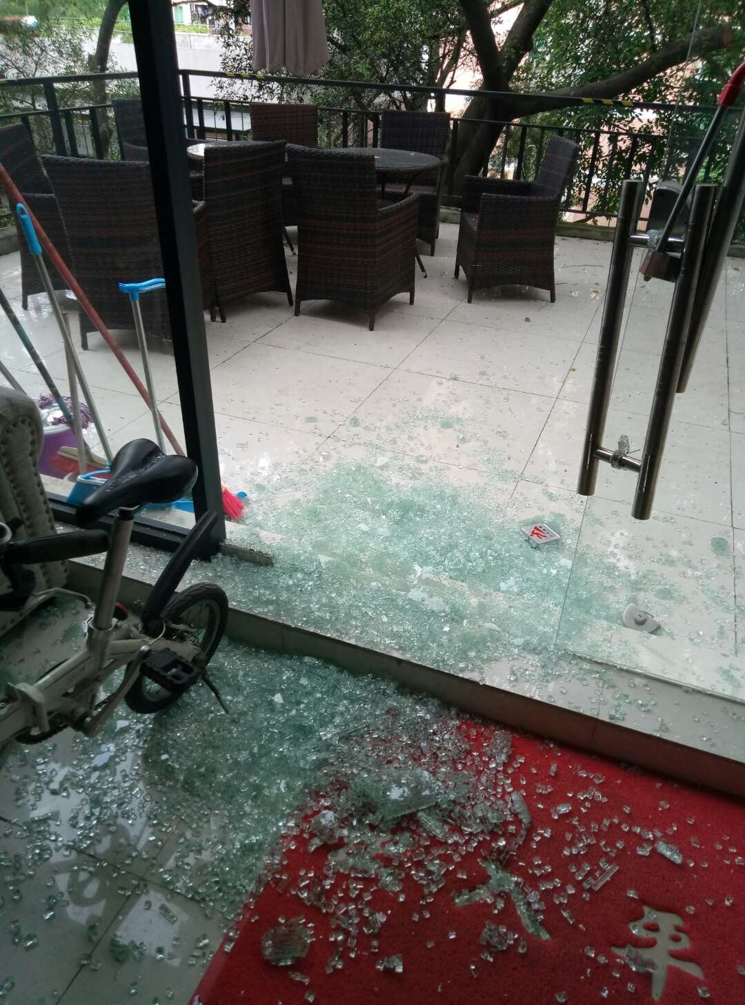 阳台玻璃突然爆裂原因