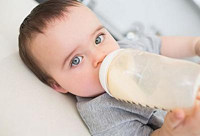 三十天的宝宝吃多少奶粉