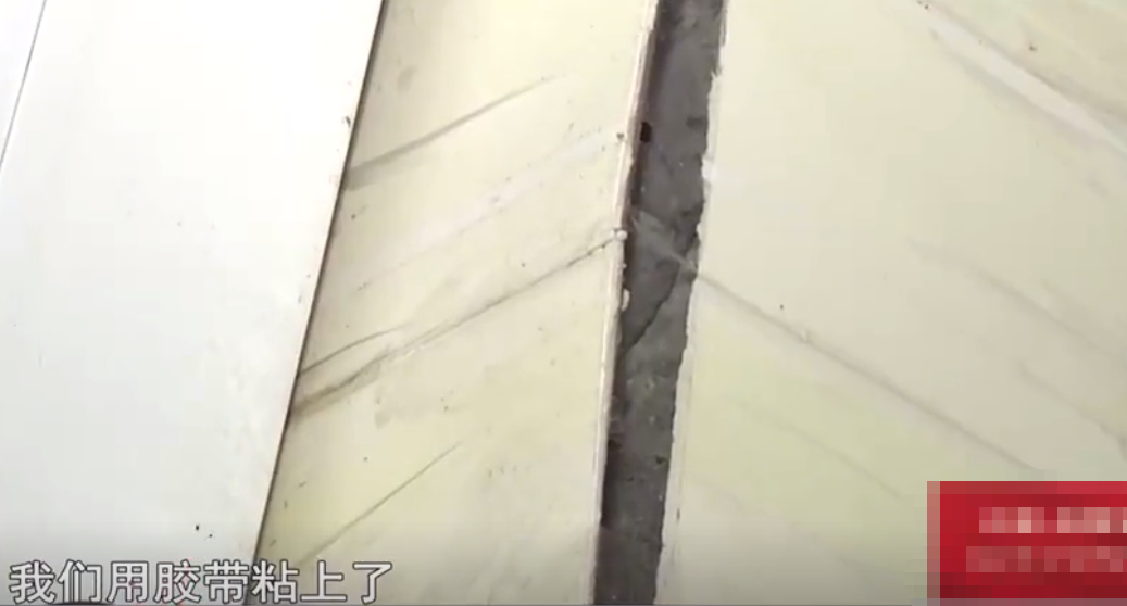 被橱柜挡住的瓷砖空鼓