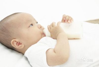 小孩吐奶是怎么回事