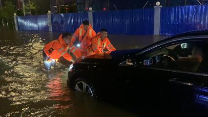 大連強降雨致車輛沖入河道 多路段內(nèi)澇嚴重